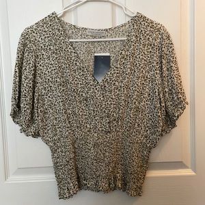 Paper Crane | women’s size Large | green and white floral print touched top